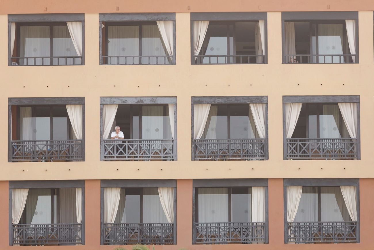 Huéspedes y personal del hotel situado en el municipio tinerfeño de Adeje, donde se ha detectado a un turista italiano que ha dado positivo por coronavirus de Wuhan, aguardan en el edificio.