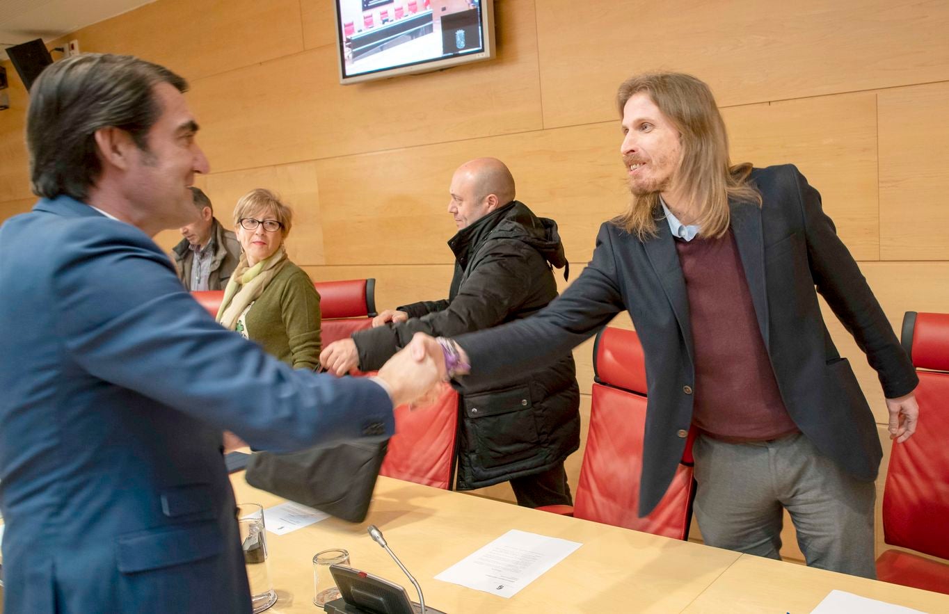 El consejero de Fomento y Medio Ambiente, Juan Carlos Suárez-Quiñones, comparece a petición propia ante la Comisión de Fomento y Medio Ambiente de las Cortes de Castilla y León para informar de la enajenación de vehículos de los Servicios Territoriales de Medio Ambiente.