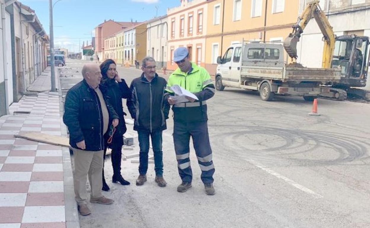 Representantes municipales revisan las obras en el municipio.