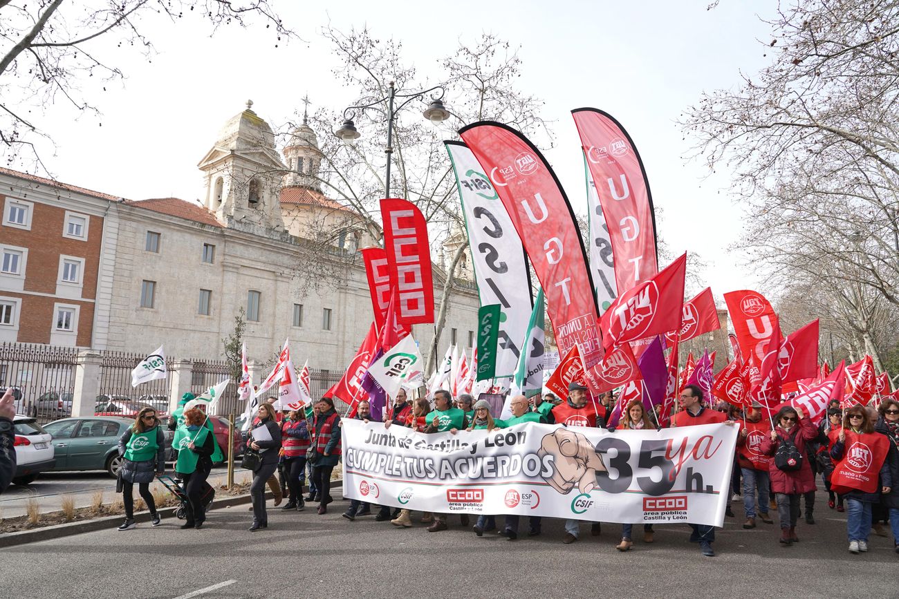 UGT, CSIF y CCOO celebran una manifestación para reivindicar el cumplimiento del acuerdo con la Junta sobre las 35 horas. 