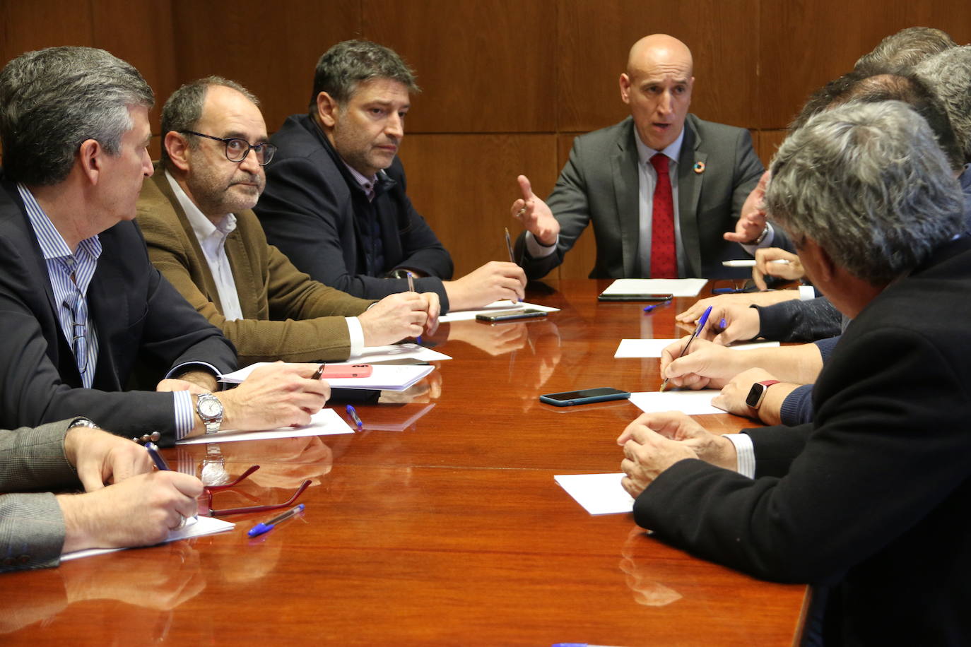 Fotos: Reunión previa a la Mesa por León