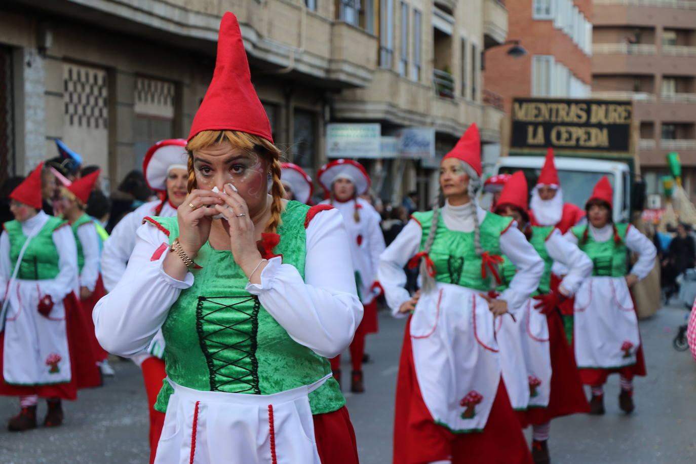 Miles de personas han salido a las calles en este segundo día de festejos para seguir la comitiva de la tradicional cabalgata, en un gran desfile que demuestra que sobran razones para lograr la Declaración de Interés Turístico Regional del Carnaval de Astorga.