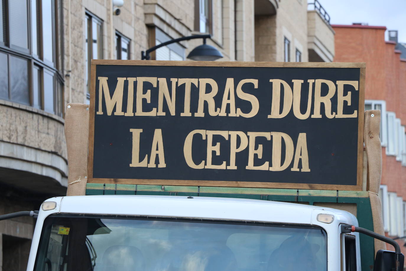 Miles de personas han salido a las calles en este segundo día de festejos para seguir la comitiva de la tradicional cabalgata, en un gran desfile que demuestra que sobran razones para lograr la Declaración de Interés Turístico Regional del Carnaval de Astorga.