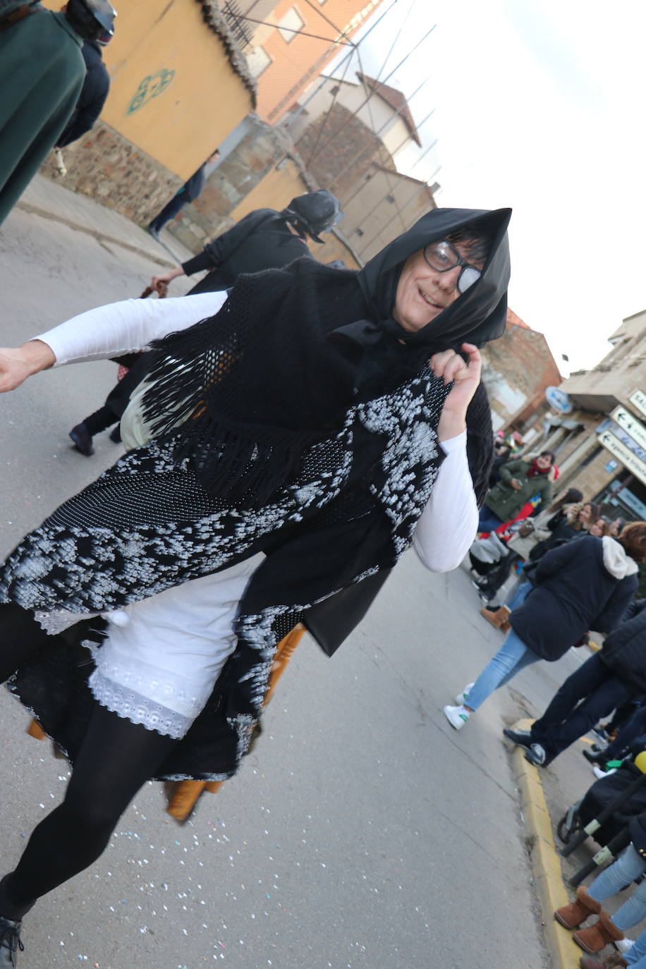 Miles de personas han salido a las calles en este segundo día de festejos para seguir la comitiva de la tradicional cabalgata, en un gran desfile que demuestra que sobran razones para lograr la Declaración de Interés Turístico Regional del Carnaval de Astorga.