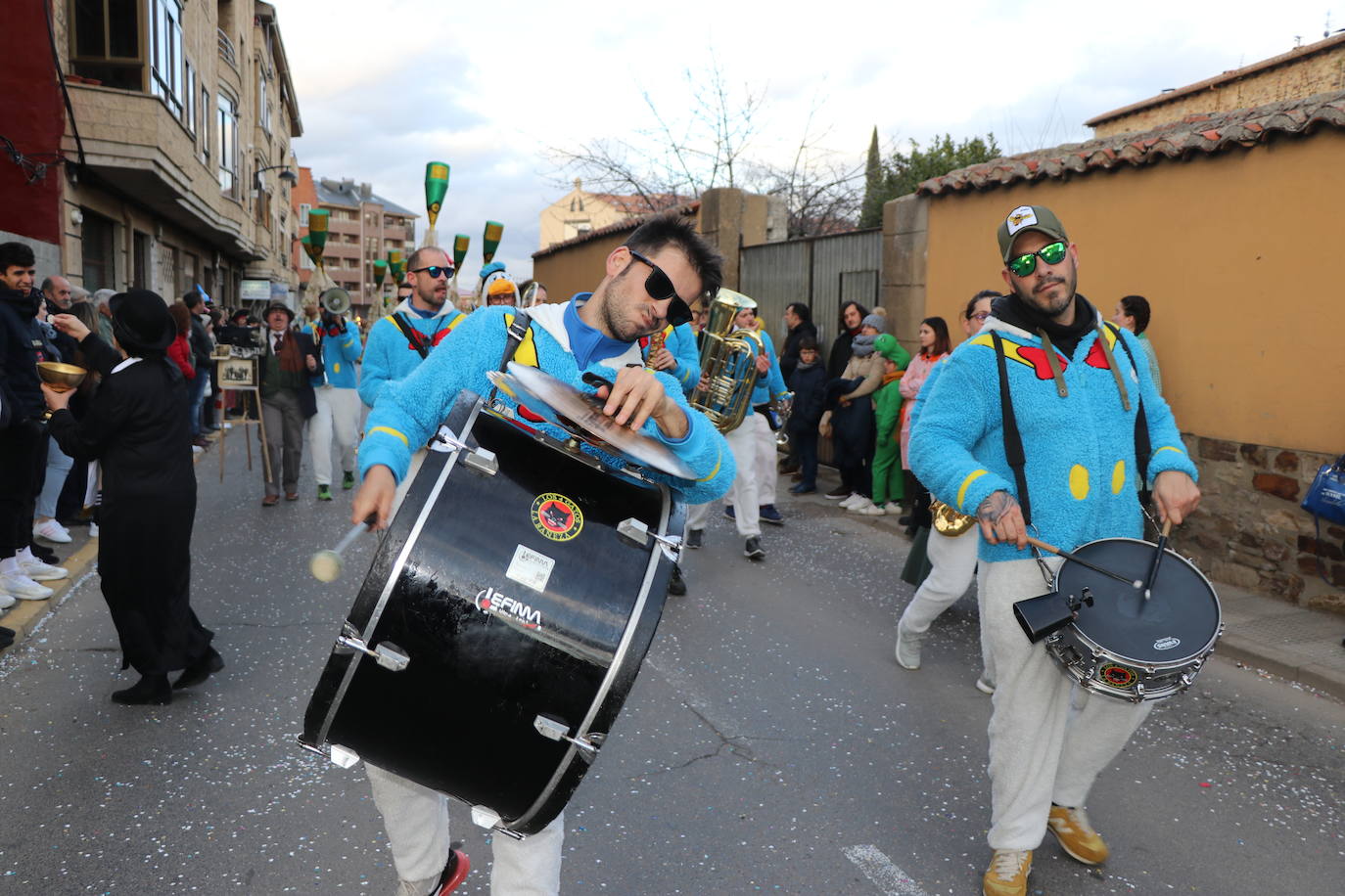 Miles de personas han salido a las calles en este segundo día de festejos para seguir la comitiva de la tradicional cabalgata, en un gran desfile que demuestra que sobran razones para lograr la Declaración de Interés Turístico Regional del Carnaval de Astorga.