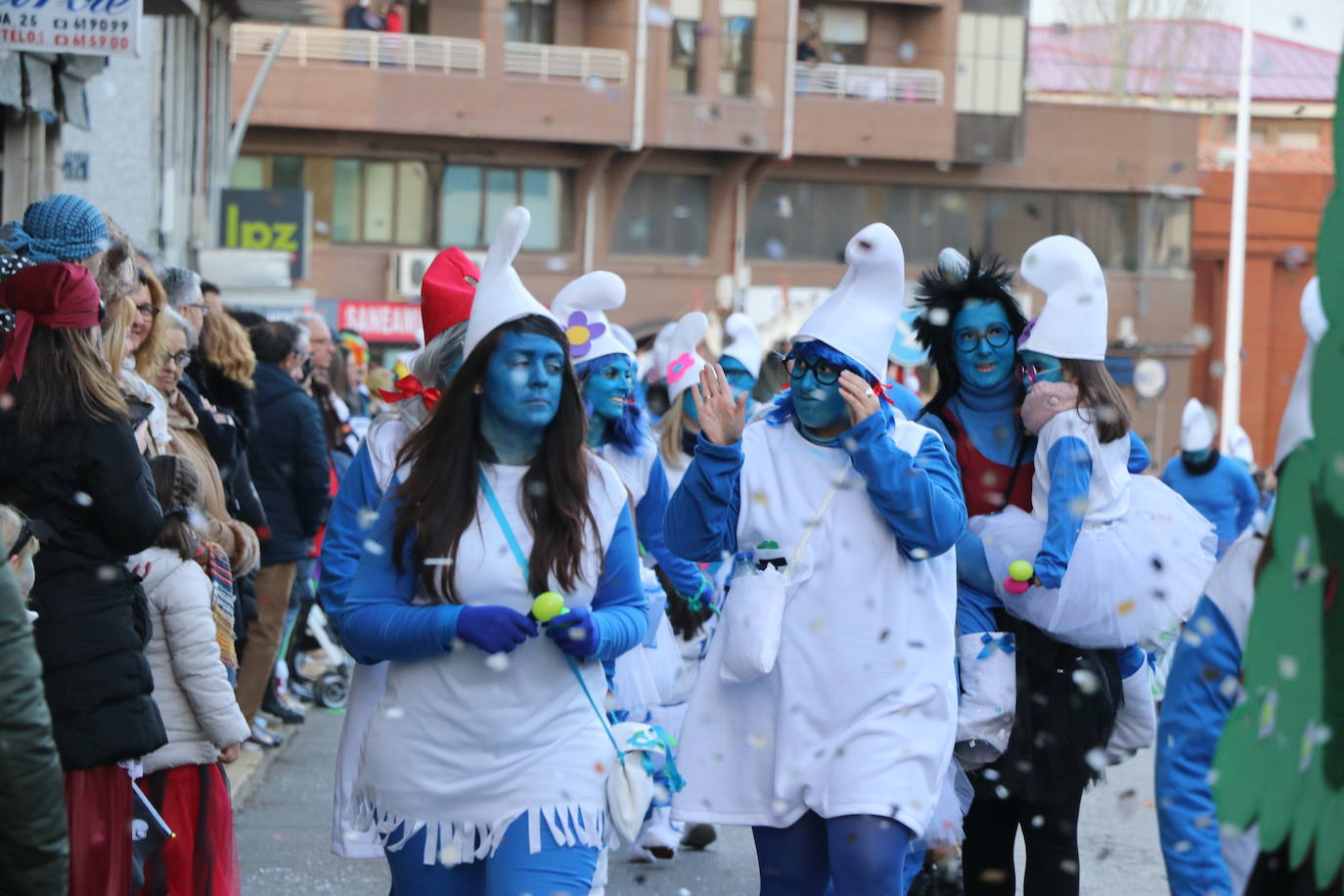 Miles de personas han salido a las calles en este segundo día de festejos para seguir la comitiva de la tradicional cabalgata, en un gran desfile que demuestra que sobran razones para lograr la Declaración de Interés Turístico Regional del Carnaval de Astorga.