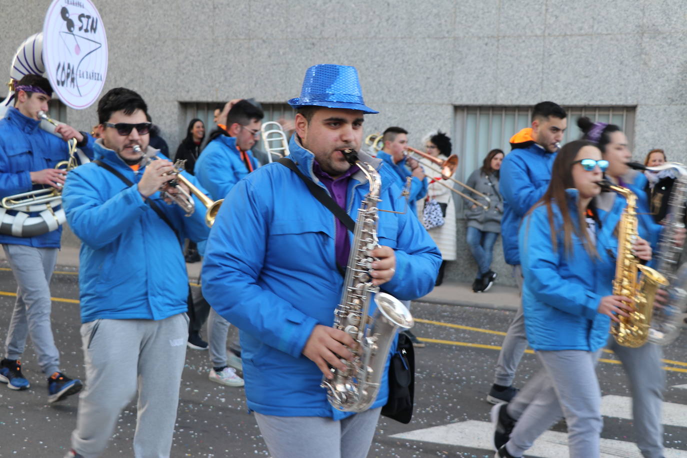 Miles de personas han salido a las calles en este segundo día de festejos para seguir la comitiva de la tradicional cabalgata, en un gran desfile que demuestra que sobran razones para lograr la Declaración de Interés Turístico Regional del Carnaval de Astorga.