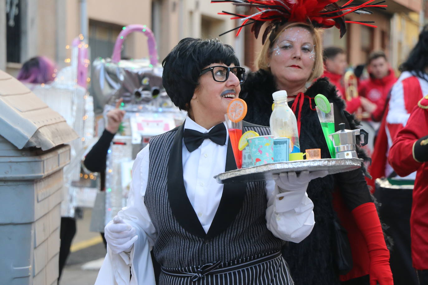 Miles de personas han salido a las calles en este segundo día de festejos para seguir la comitiva de la tradicional cabalgata, en un gran desfile que demuestra que sobran razones para lograr la Declaración de Interés Turístico Regional del Carnaval de Astorga.
