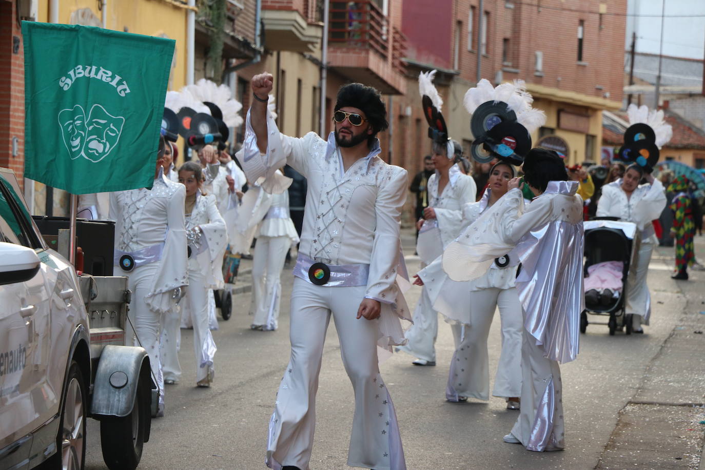 Miles de personas han salido a las calles en este segundo día de festejos para seguir la comitiva de la tradicional cabalgata, en un gran desfile que demuestra que sobran razones para lograr la Declaración de Interés Turístico Regional del Carnaval de Astorga.
