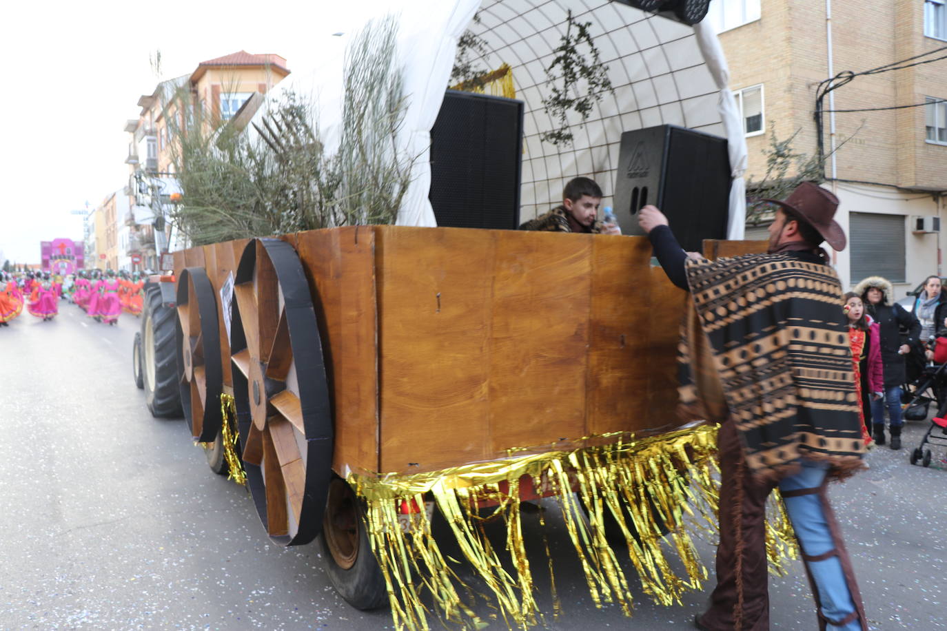 Miles de personas han salido a las calles en este segundo día de festejos para seguir la comitiva de la tradicional cabalgata, en un gran desfile que demuestra que sobran razones para lograr la Declaración de Interés Turístico Regional del Carnaval de Astorga.