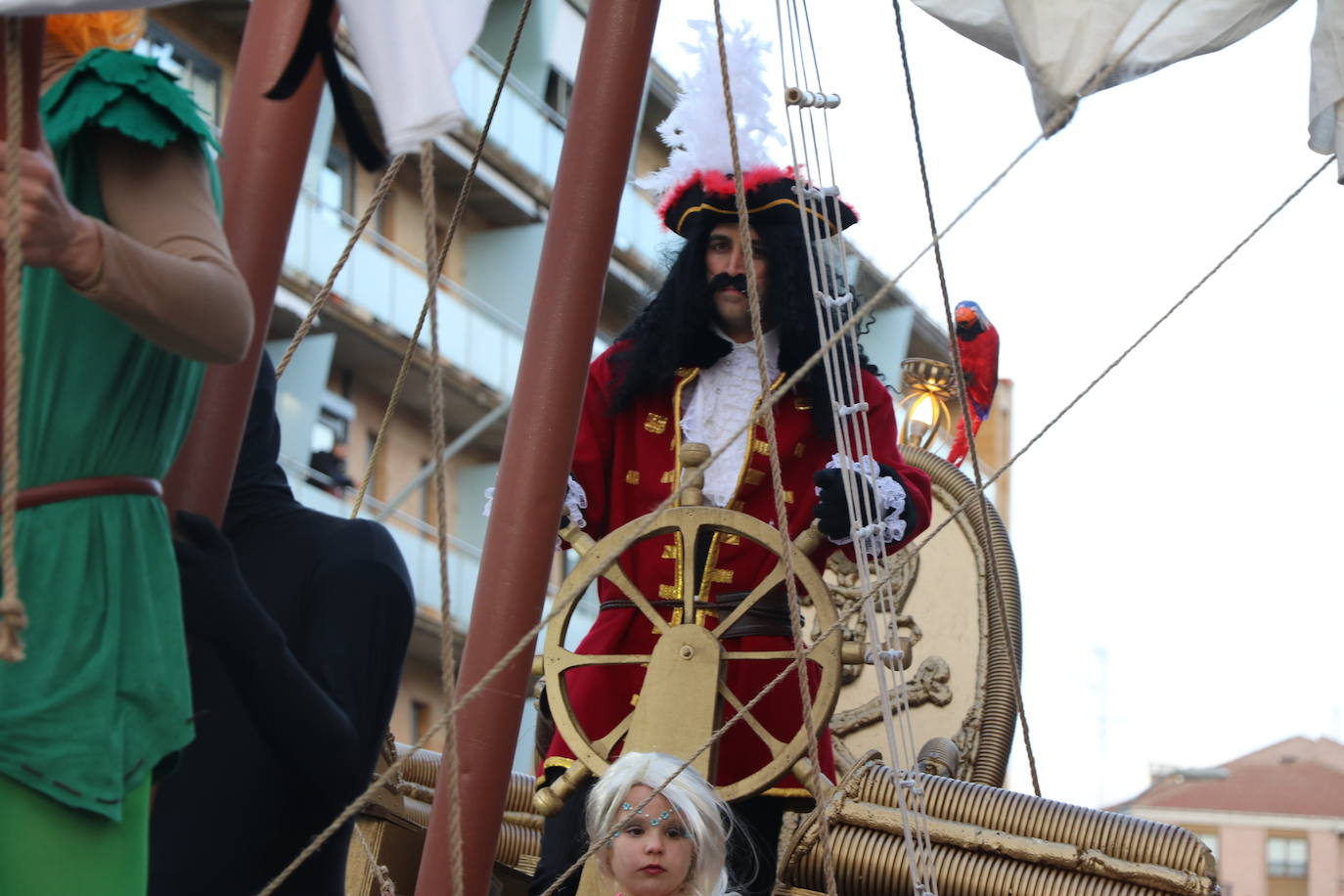 Miles de personas han salido a las calles en este segundo día de festejos para seguir la comitiva de la tradicional cabalgata, en un gran desfile que demuestra que sobran razones para lograr la Declaración de Interés Turístico Regional del Carnaval de Astorga.