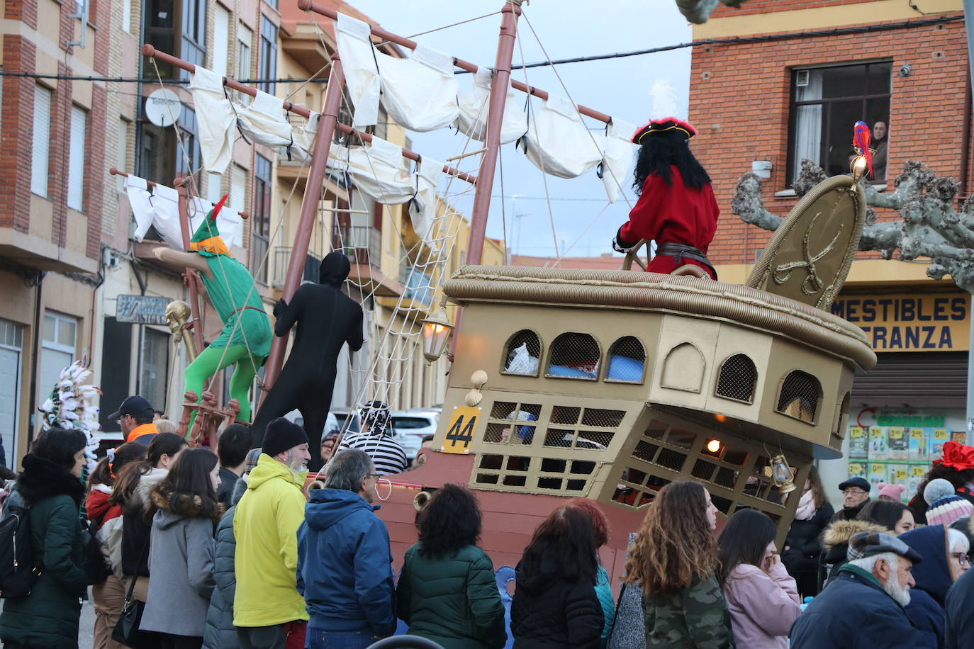 Miles de personas han salido a las calles en este segundo día de festejos para seguir la comitiva de la tradicional cabalgata, en un gran desfile que demuestra que sobran razones para lograr la Declaración de Interés Turístico Regional del Carnaval de Astorga.