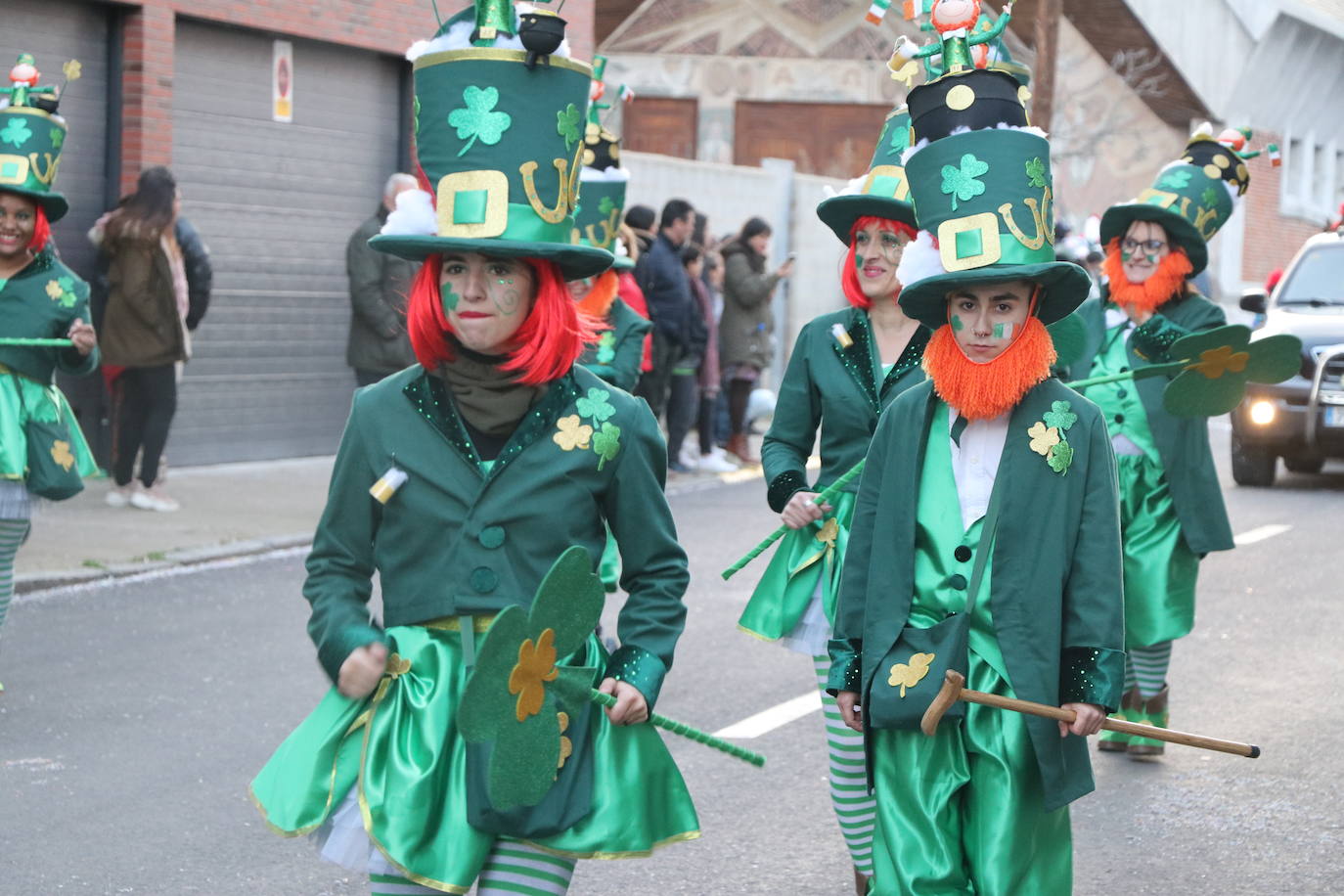Miles de personas han salido a las calles en este segundo día de festejos para seguir la comitiva de la tradicional cabalgata, en un gran desfile que demuestra que sobran razones para lograr la Declaración de Interés Turístico Regional del Carnaval de Astorga.