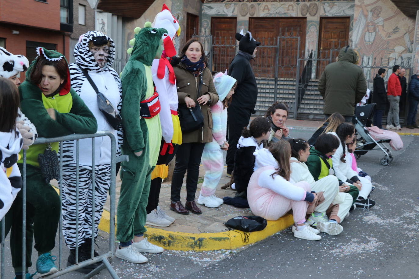 Miles de personas han salido a las calles en este segundo día de festejos para seguir la comitiva de la tradicional cabalgata, en un gran desfile que demuestra que sobran razones para lograr la Declaración de Interés Turístico Regional del Carnaval de Astorga.