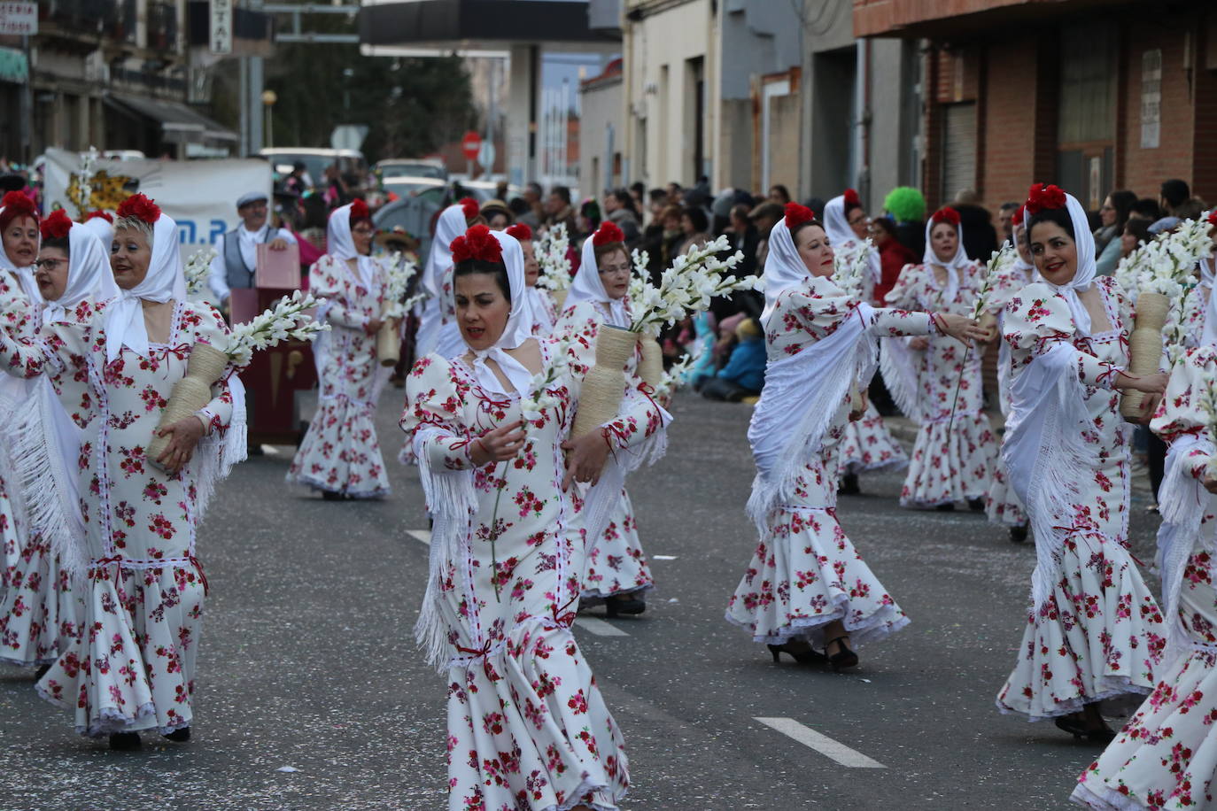 Miles de personas han salido a las calles en este segundo día de festejos para seguir la comitiva de la tradicional cabalgata, en un gran desfile que demuestra que sobran razones para lograr la Declaración de Interés Turístico Regional del Carnaval de Astorga.
