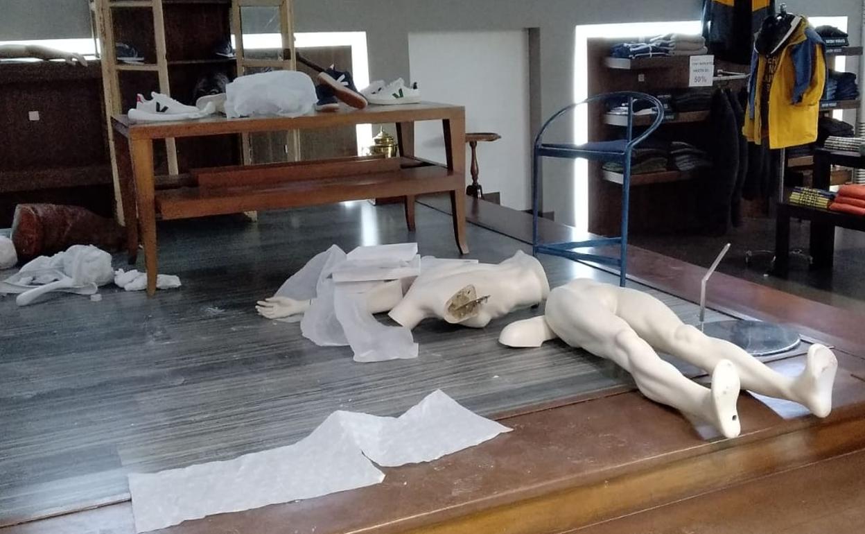 Maniquís rotos por el suelo de la tienda. 