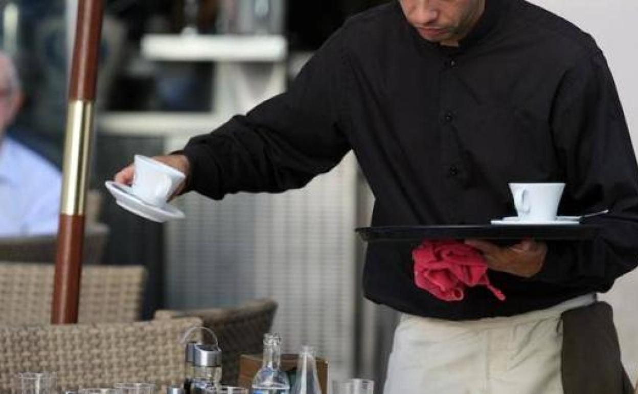 León y Salamanca se coronan en contrataciones de camareros pero anhelan los puestos industriales del eje Palencia-Burgos