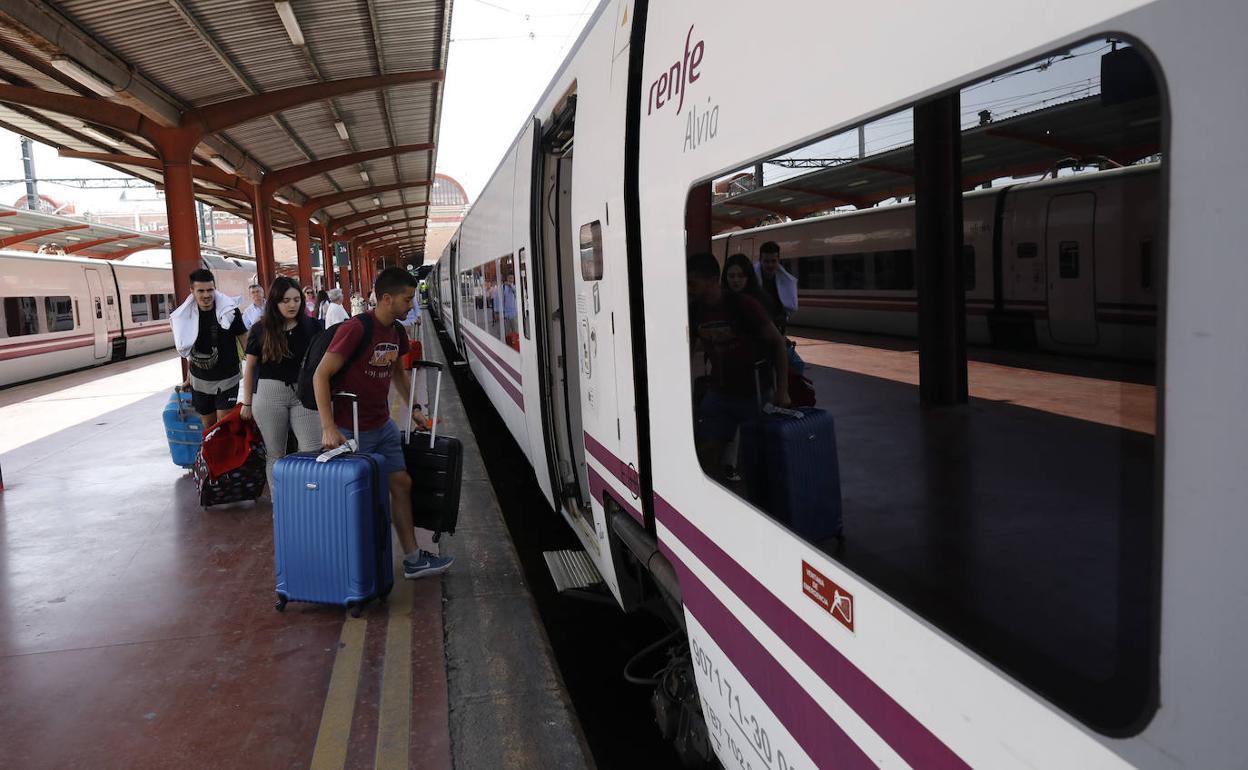 Viajeros embarcando a un Alvia Sanz Crespo-Chamartín. 