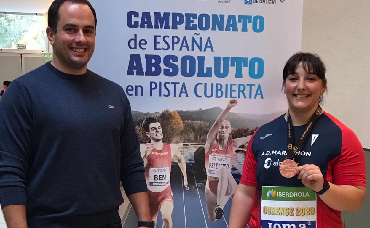 Mónica Borraz, junto a su entrenador, Víctor Rubio, posa con su medalla.