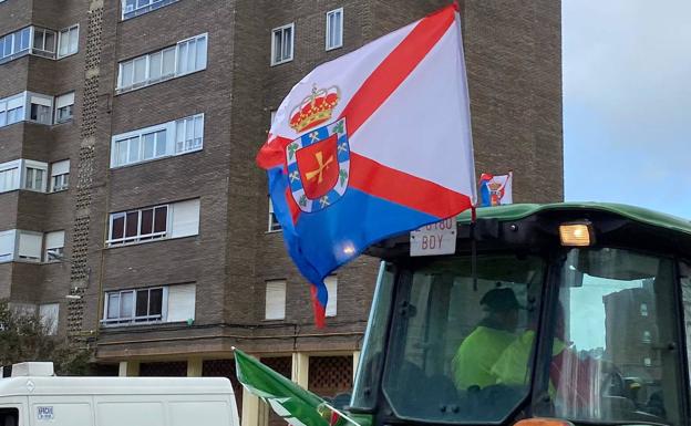 Galería. Uno de los tractores participantes en la protesta ondea la bandera del Bierzo. 