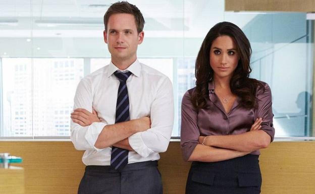 Meghan Markle y su compañero en 'Suits' Patrick J. Adams. 