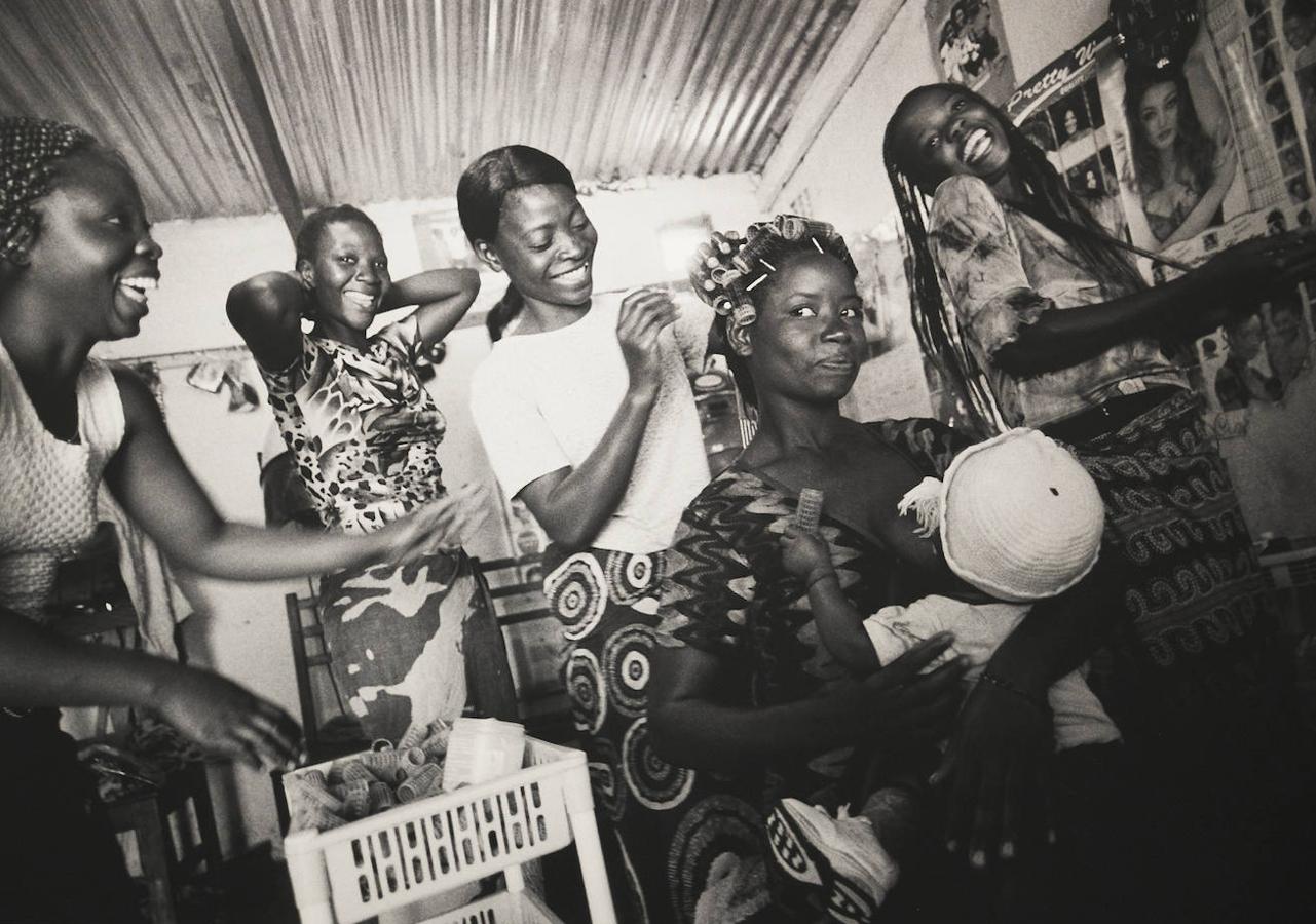 Lynn Johnson fotografió en 2005 a estas mujeres en un salón de belleza en Zambia.