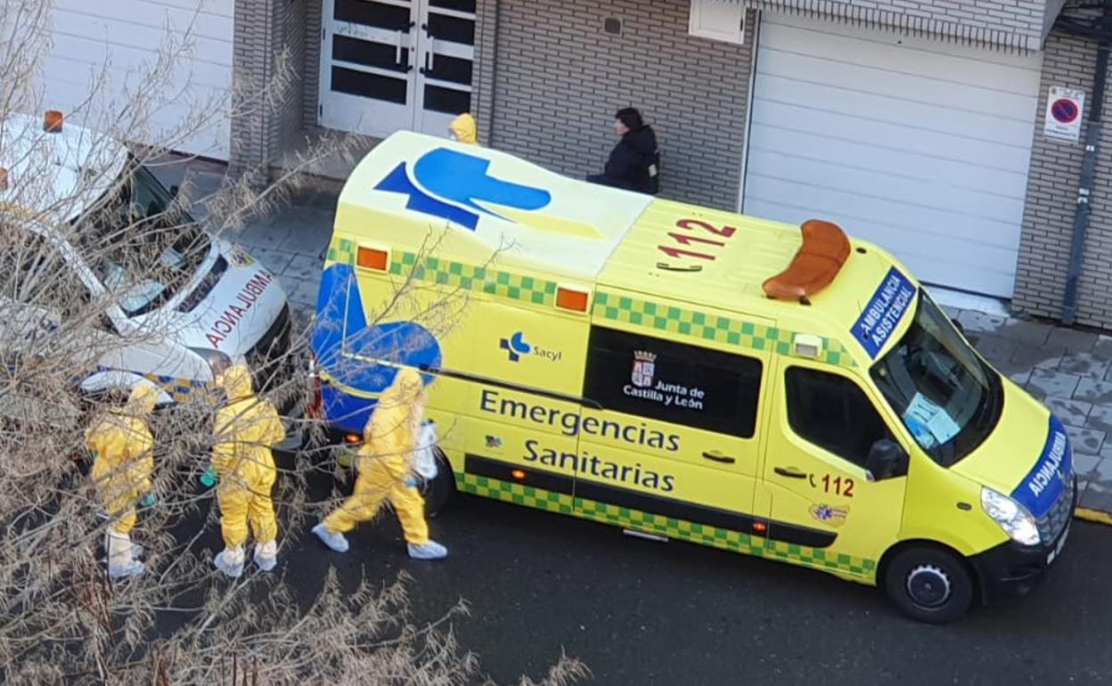 Imagen del traslado de un paciente en León capital este lunes.