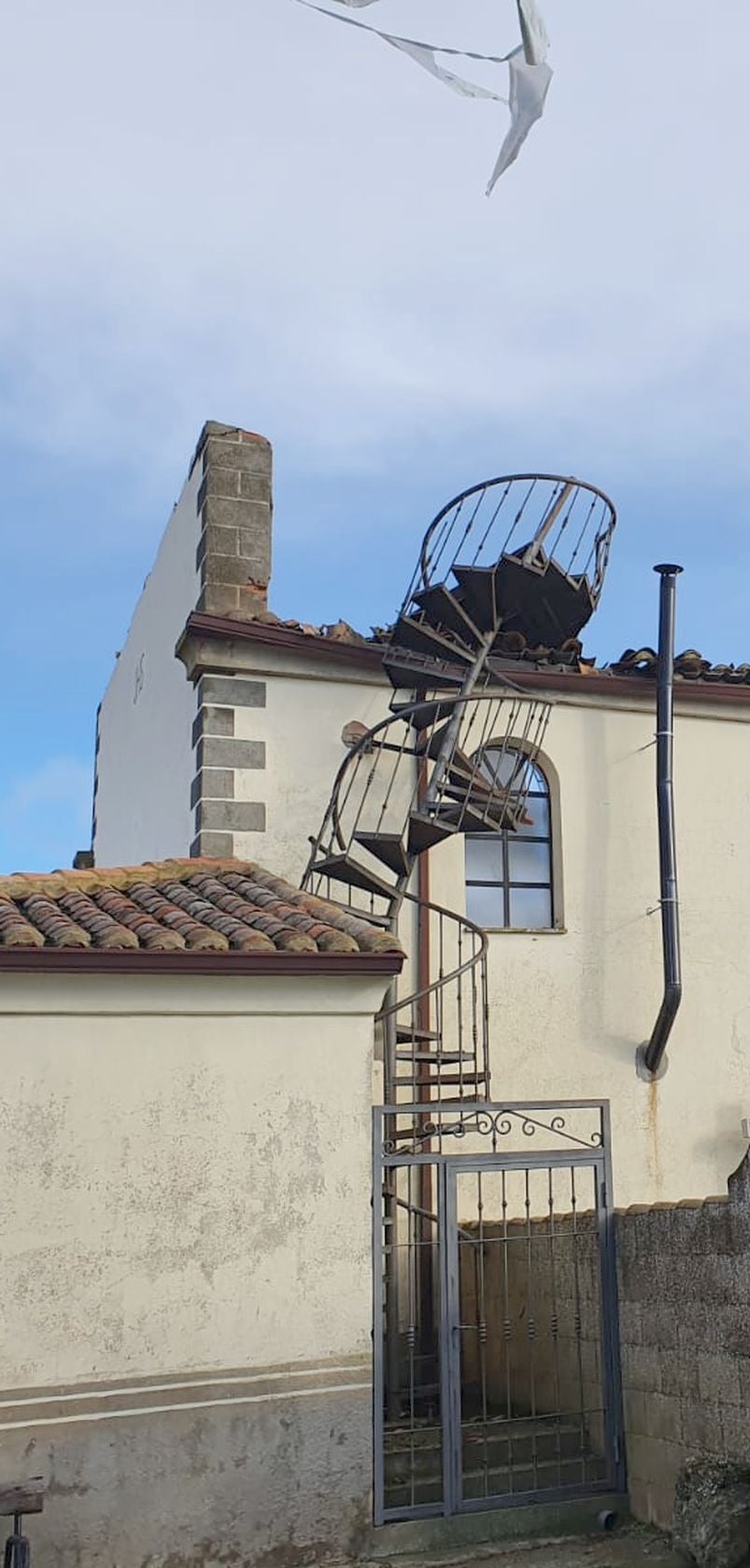 La espadaña del templo se desploma como consecuencia de los fuertes vientos de las últimas jornadas | La caída daña la techumbre del templo, que se desplomó sobre los bancos de los fieles.