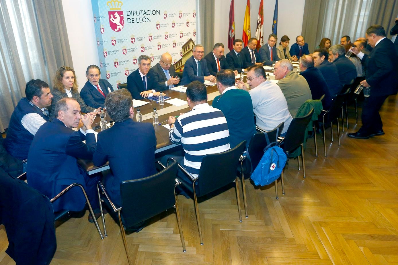 26 representantes políticos, sociales y empresariales se citan en la primera reunión de la 'Mesa por León' con la intención de encontrar un camino que permita a la provincia superar su actual estado económico.