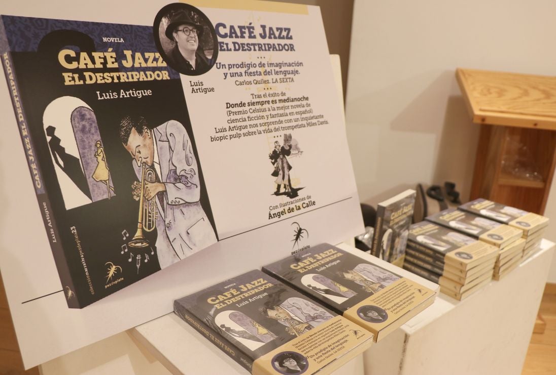 Fotos: Luis Artigue presenta a sus paisanos leoneses su última novela &#039;Café Jazz el destripador&#039;