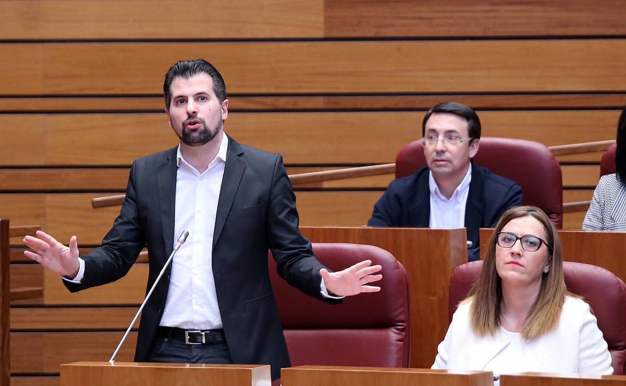 Luis Tudanca, portavoz socialista, durante el pleno.