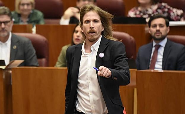 Pablo Fernández se dirige a la bancada popular durante la bronca. 