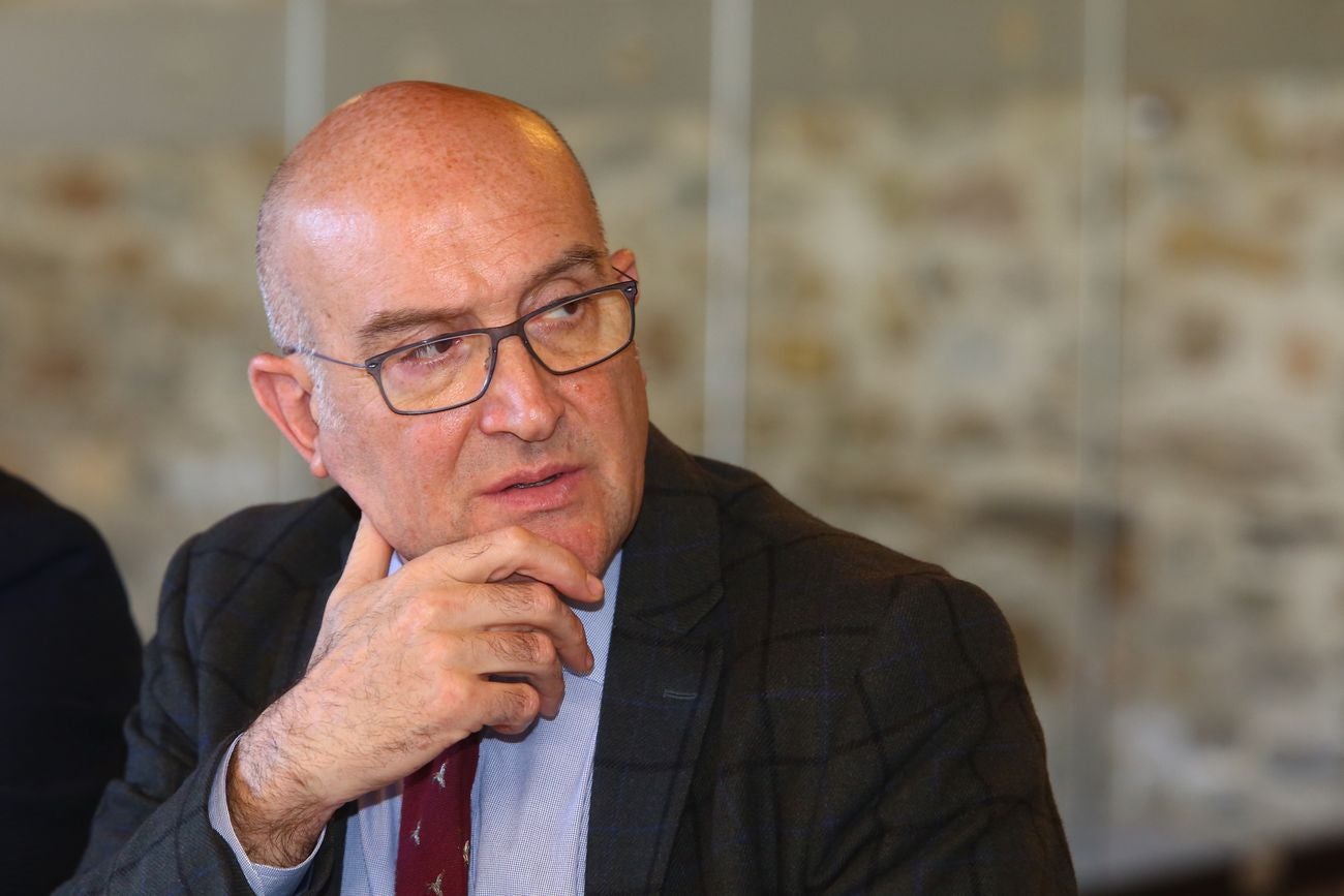 El consejero de Agricultura, Ganadería y Desarrollo Rural, Jesús Julio Carnero, anunció este viernes que los agricultores de la comarca del Bierzo dispondrán de una prórroga, hasta el 30 de marzo, para pedir ayudas para la instalación de sistemas contra las heladas y de mallas contra el granizo.