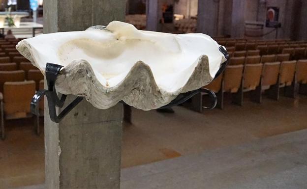 Imagen de una pila de agua bendita en un templo.