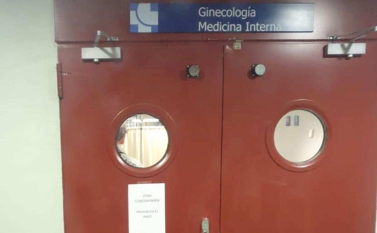 Imagen de la planta precintada este viernes con los pacientes y visitantes en su interior.