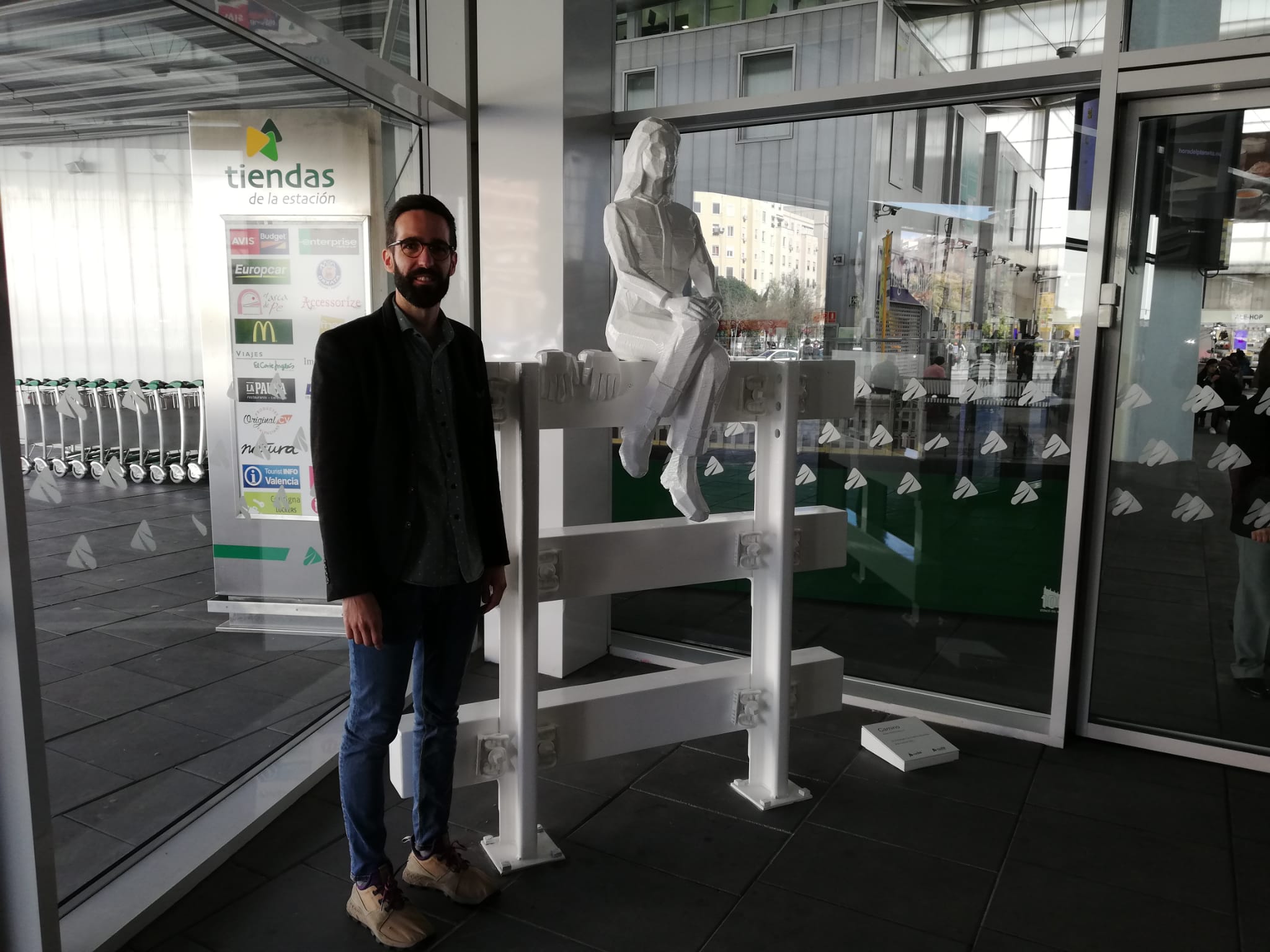 Escultura que homenajea a la ferroviaria leonesa Camino Rodríguez.