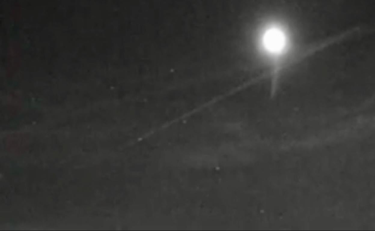 Una roca de un asteroide choca contra la atmósfera generando una gran bola de fuego