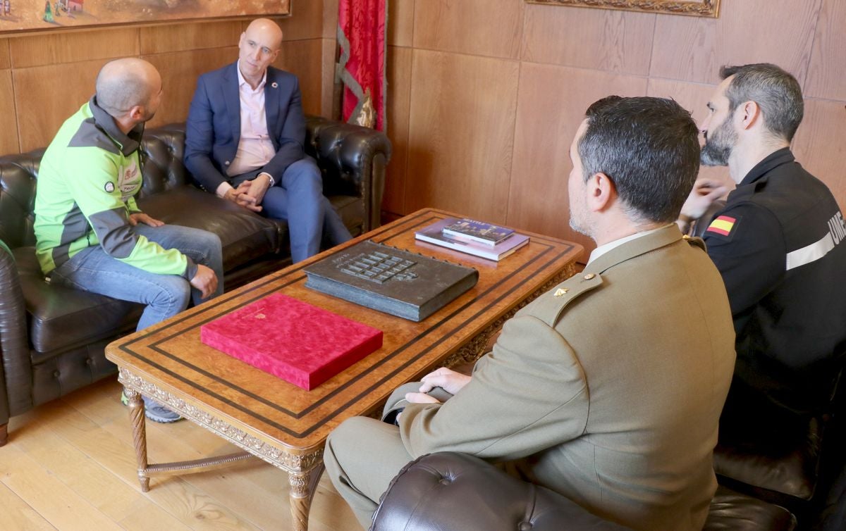 Fotos: El alcalde recibe al alpinista leonés Sergio Pérez