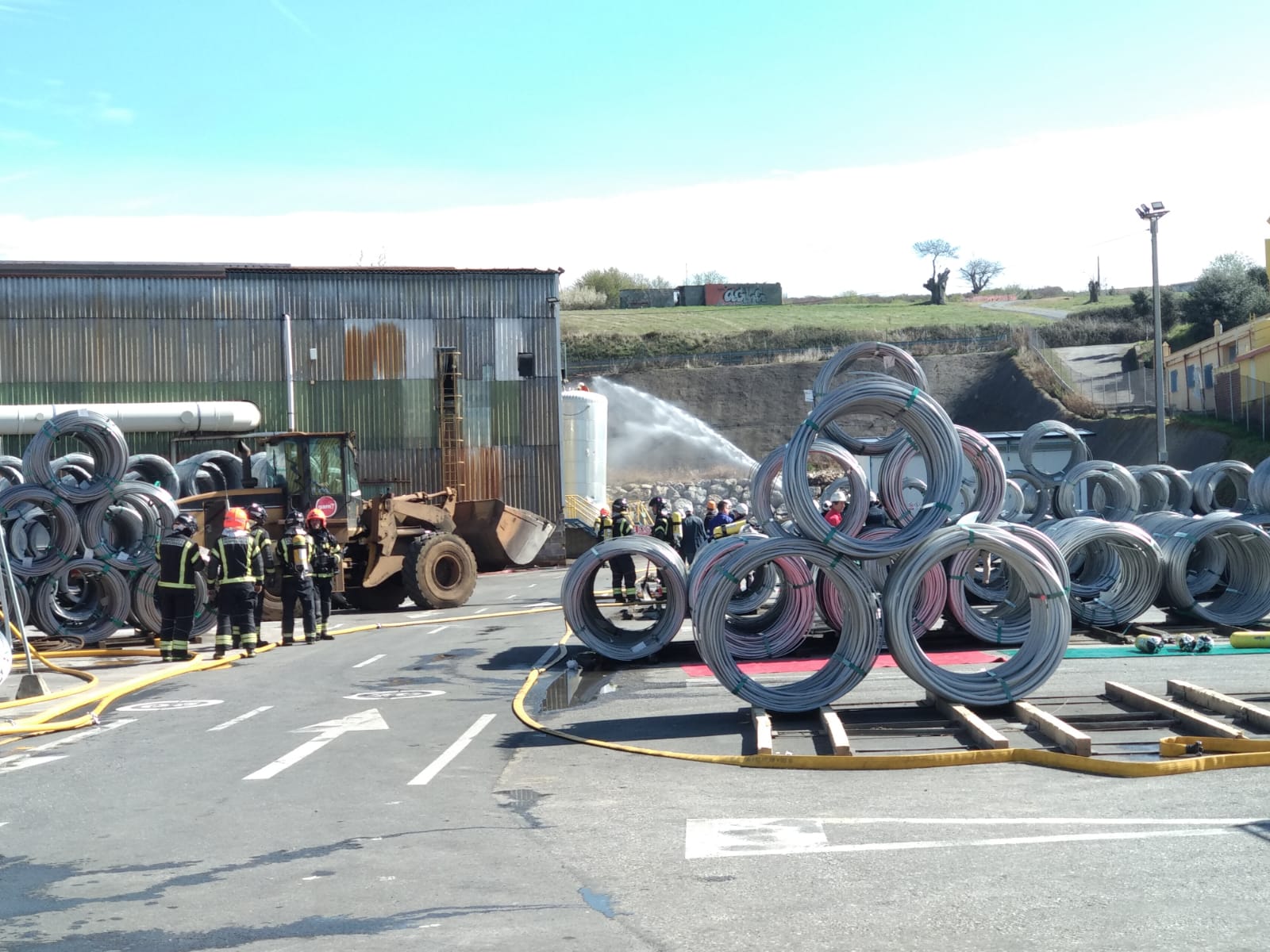 La mezcla de químicos en Roldán causa una gran 'nube amarilla' en El Bierzo y obliga a actuar a Emergencias.
