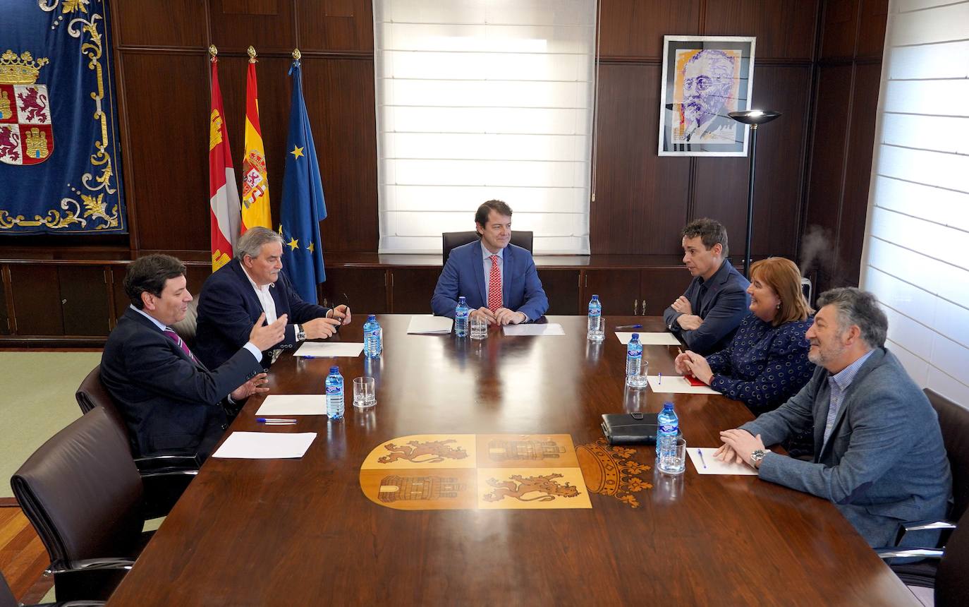 Fotos: El presidente de la Junta se reúne con representantes de la Asociación de Comarcas Mineras de España