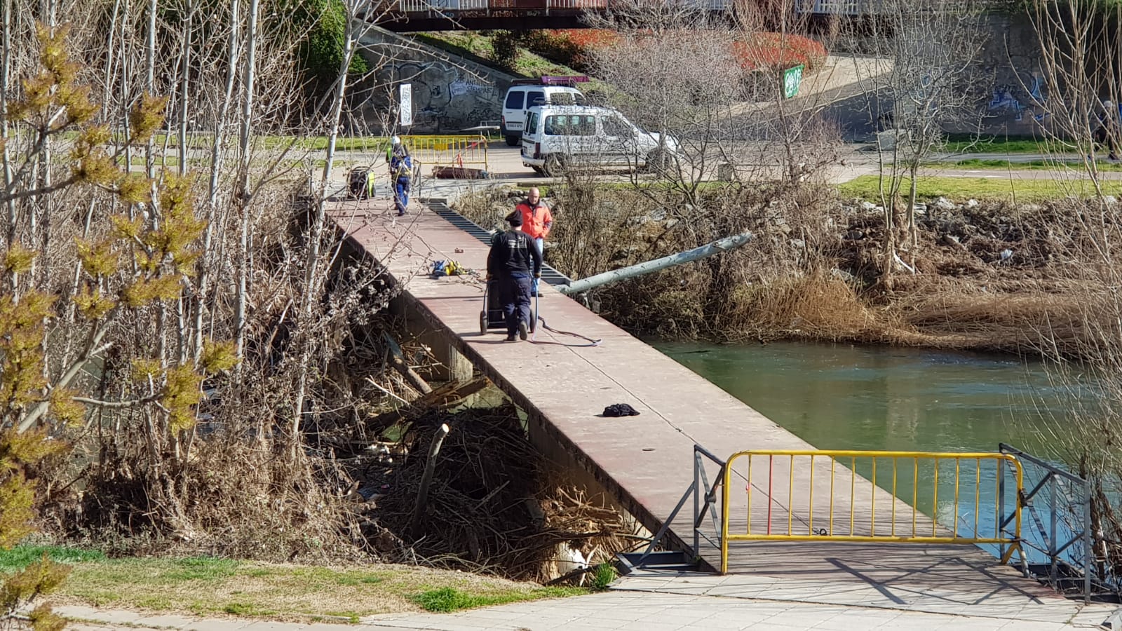 Fotos: Trabajos en la pasarela del río Bernesga