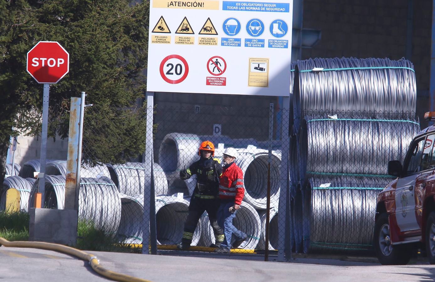 Una mezcla de productos químicos en la acerería Roldán provoca una nube de humo amarillo en El Bierzo. 
