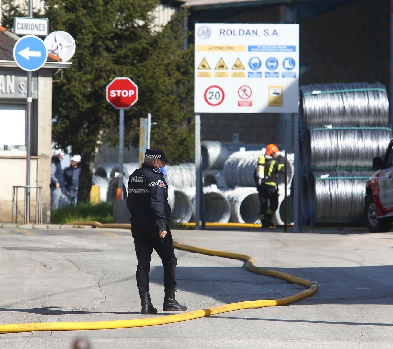 Una mezcla de productos químicos en la acerería Roldán provoca una nube de humo amarillo en El Bierzo. 