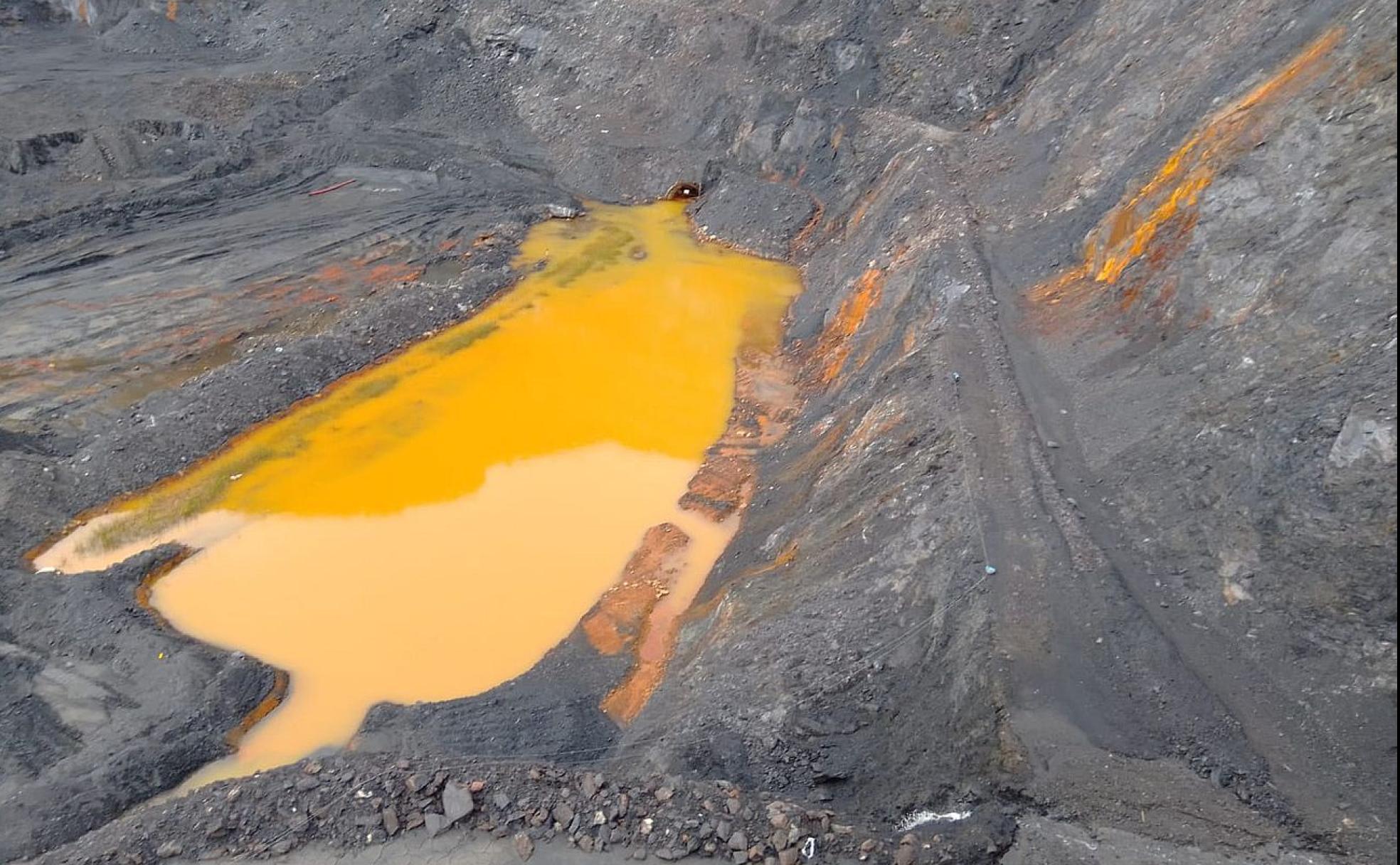 La explotación de cielo abierto de la Hullera Vasco Leonesa deja ver una enorme laguna de líquido amarillo.