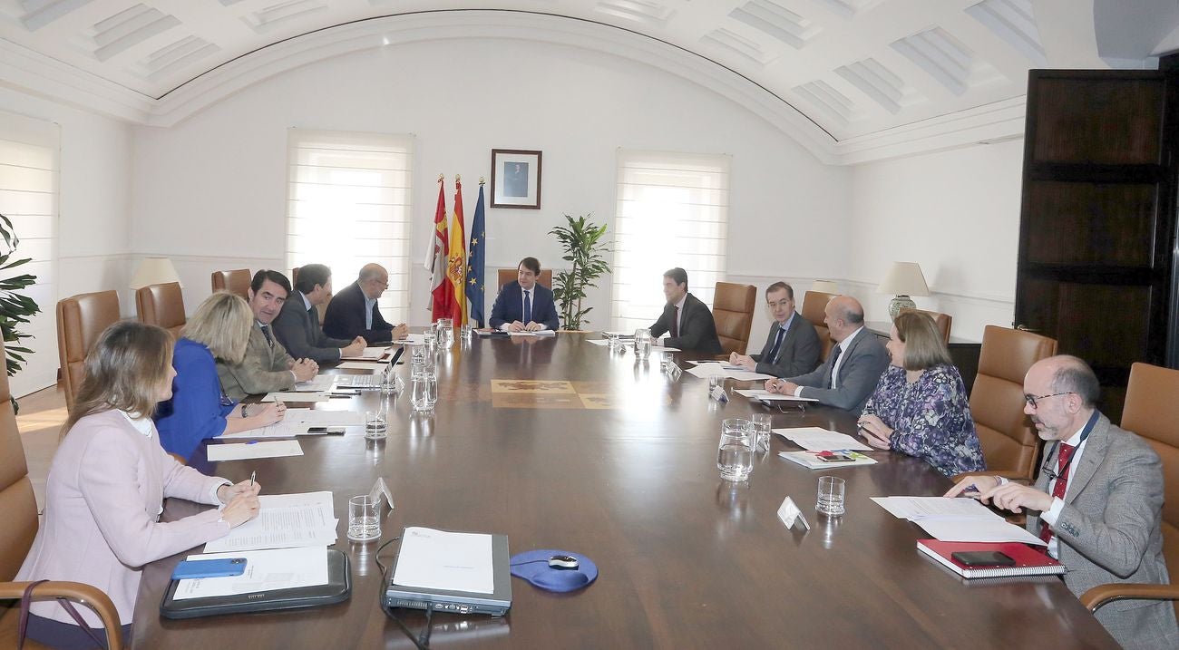 El presidente de la Junta, Alfonso Fernández Mañueco, preside la reunión extraordinaria del Consejo de Gobierno para abordar las medidas relacionadas con la gestión del coronavirus en la Comunidad.