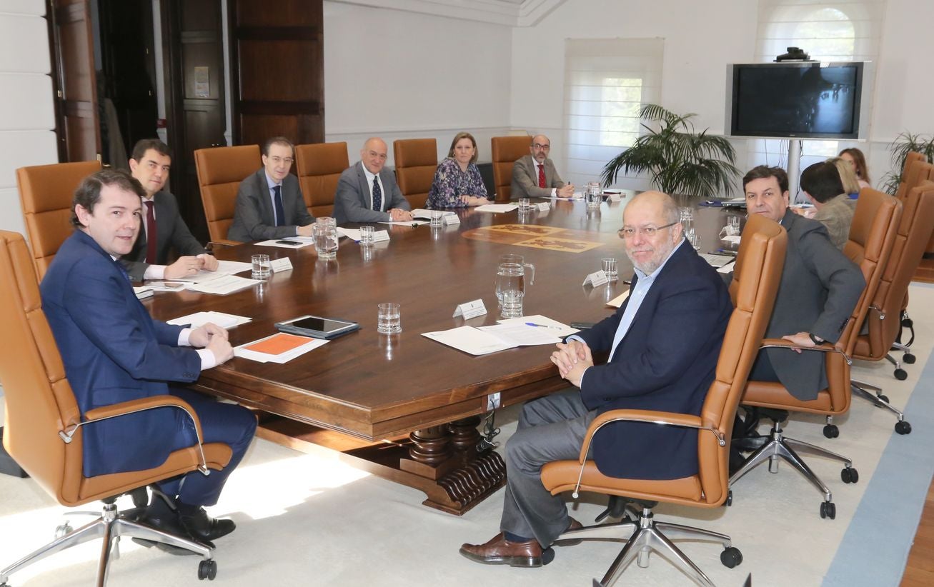 El presidente de la Junta, Alfonso Fernández Mañueco, preside la reunión extraordinaria del Consejo de Gobierno para abordar las medidas relacionadas con la gestión del coronavirus en la Comunidad.