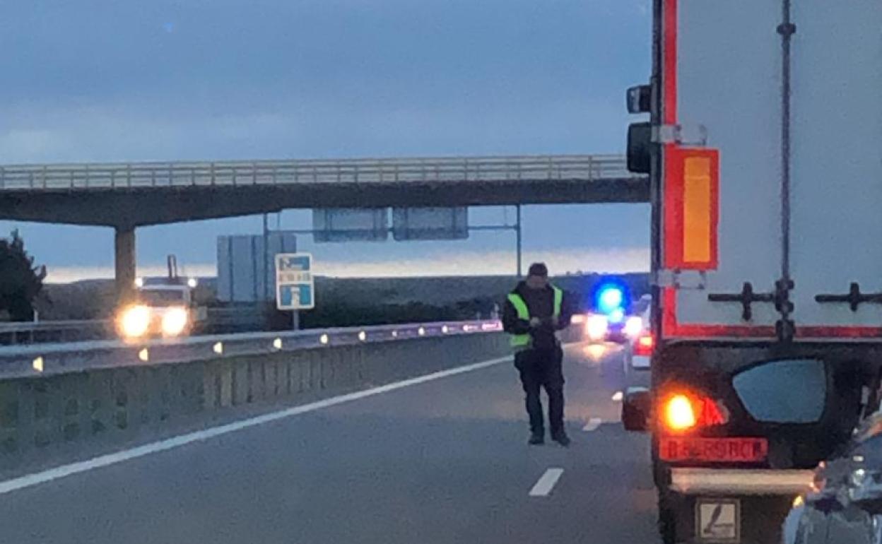 Vehículos parados en la autovía tras el vuelco. 