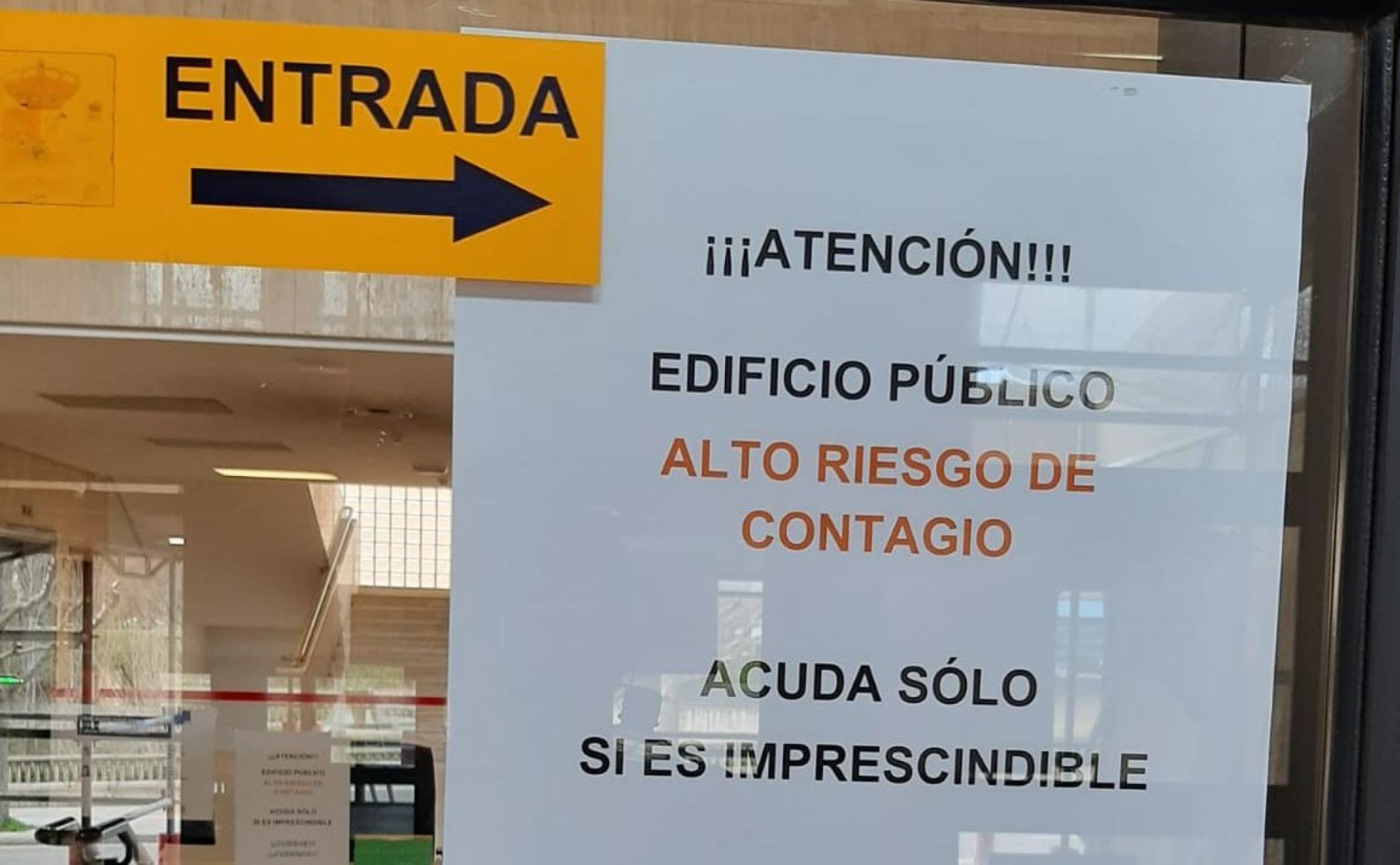 Imagen de la entrada a los Juzgados de León.