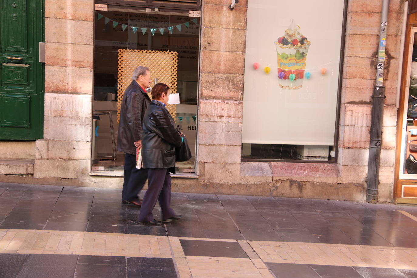 La ciudad vive este sábado realidades opuestas que oscilan entre el acatamiento o el incumplimiento de las recomendaciones sanitarias en la antesala de la declaración del 'Estado de alerta' que será efectivo este domingo