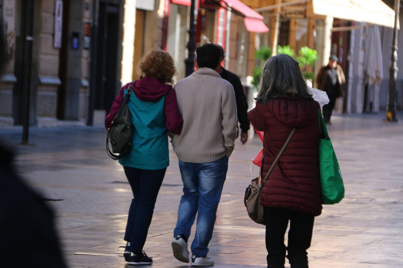 La ciudad vive este sábado realidades opuestas que oscilan entre el acatamiento o el incumplimiento de las recomendaciones sanitarias en la antesala de la declaración del 'Estado de alerta' que será efectivo este domingo